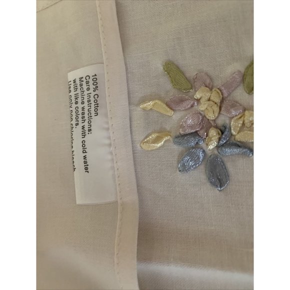 2 Silk Ribbon Embroidered Cotton Napkins 16” x 18” Flowers - Picture 7 of 7